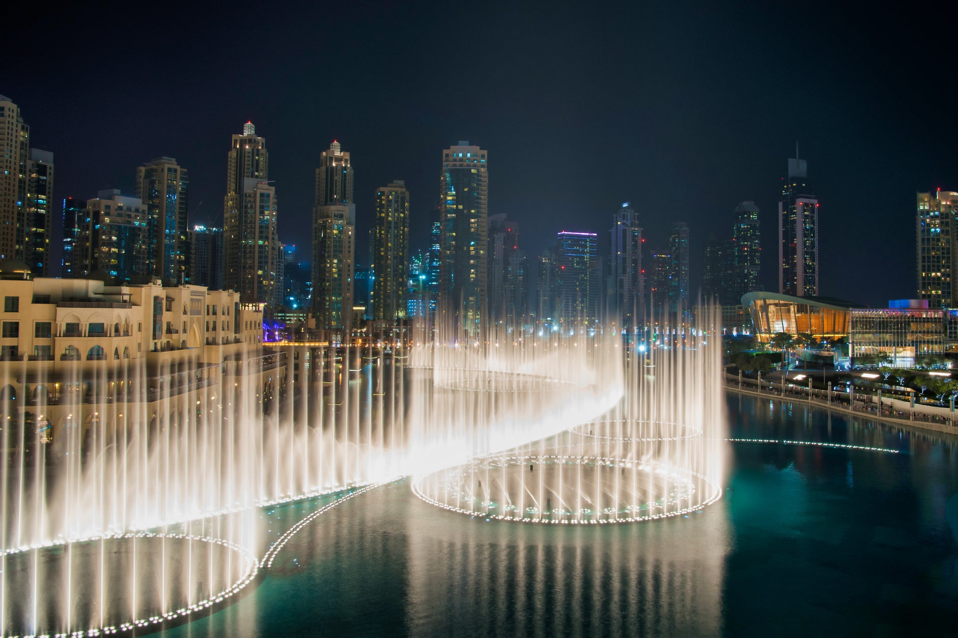 Dubai fountain boardwalk